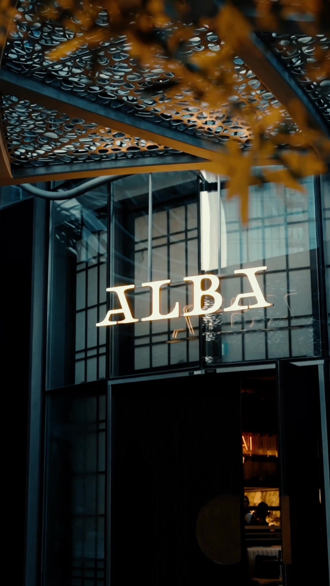 An evening at Alba, filmed from the door through to the counter.,أمسية في ألبا، مصوَّرة من الباب حتى الكاونتر.